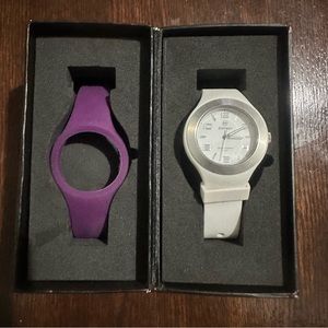 Sismeek with interchangeable bracelets (blue, white, green and purple)